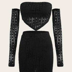 Svart tvådelad outfit - Inget fel med den, använd bara en gång. Storlek S men XS funkar också. Jag är 166 cm lång och väger 57 och den passar väldigt bra. DM för mer frågor. 😊