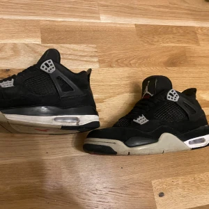 Air Jordan 4 Retro Black Canvas - Bra skick och inga skador på skorna. Använda i runt 1 år men hållt dom rena och bra skick under tiden. Dm vid frågor eller andra funderingar. Möts upp men fraktar även 📦 jag står för frakten och vid snabb affär kan priset sänkas