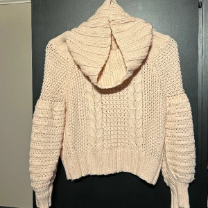 Stickad tröja - Säljer denna stickade tröja i storlek xs från h&m