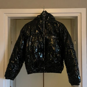 Ellesse vinterjacka - Storlek 40. Uk 12. Vinterjacka som knappt använts. Vill bara få plats med annat i garderoben!