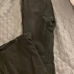 Säljer mina svarta bootcut jeans då dem inte kommer till användning, dem är lågmidjade och långa i benen på mig som är 168. Strl xs men skulle säga att dem passar s. Väldigt fina och sparsamt använda.