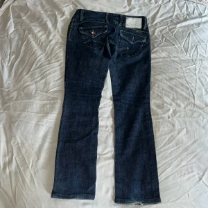 Lågmidjade jeans  - Midjemåttet 37cm (rätt över )  Lårmått: 23cm  Inerbenslängd: 75 cm  Jag är 170 cm  Använd dig utav köp nu 💕