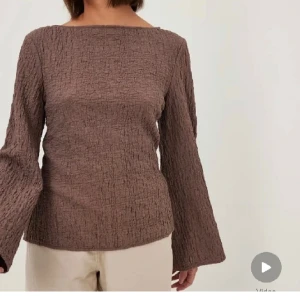 Topp - Snygg strukturerad topp från NAKD, helt slutsåld! Nyskick. 