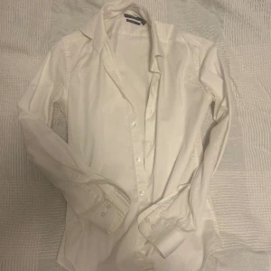 Vit skjorta  - Dressman skjorta storlek S. Använd fåtal gånger och i bra skick. Köpt 2020