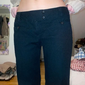 svarta kostymbyxor - Söta svarta kostymbyxor! midjemått 78cm, innerben 80cm❤️