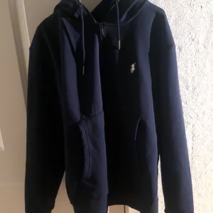 Ralph lauren zip hoodie - Hej, säljer nu min ralph lauren zip hoodie som tyvärr är för stor för mig Är 177 och 63 kg Priset är inte hugget i sten, vill helst bli av med den så snabbt som möjligt.