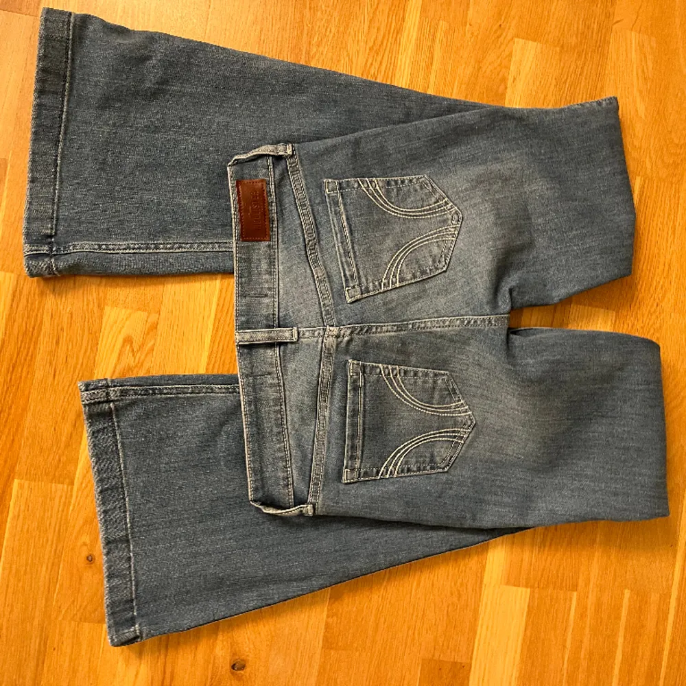 Super fina low waist bootcut jeans!! Köpt i london, användt 1 gång. Säljer pga dom är för korta för mig (är ca 170)  Pris kan diskuteras. Jeans & Byxor.