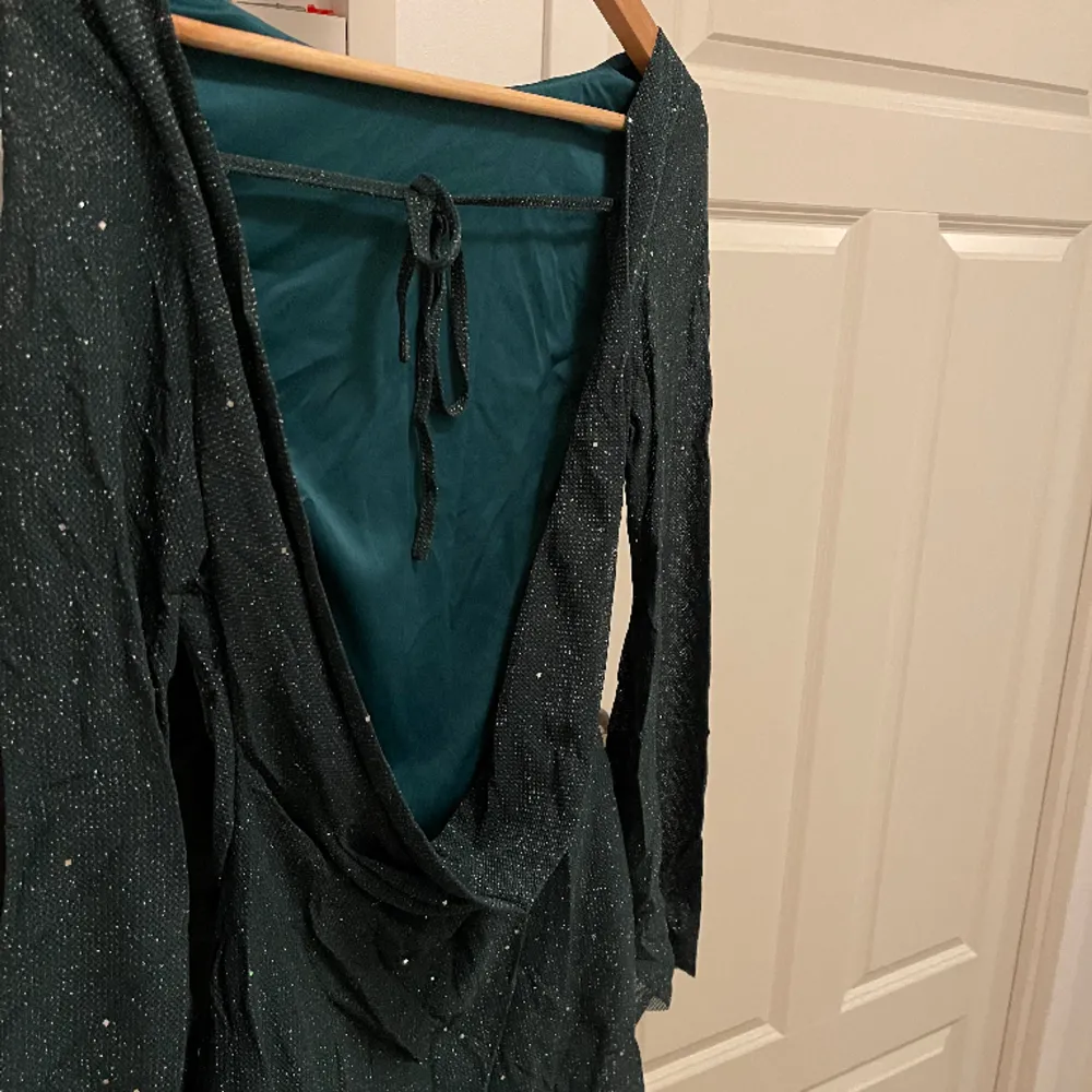 Superfin grönglittrig klänning från Parthea, perfekt till nyår! Endast testad. Fler bilder finns 💚. Klänningar.