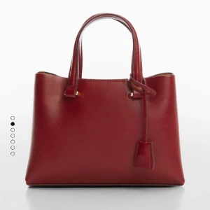 Vinröd väska - Så snygg vinröd väska från mango! Använd fåtal gånger, i jättefint skick😍