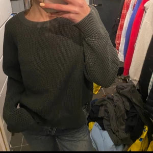 Stickad tröja  - Superfin stickad tröja med dragkedjadjor på sidorna. Superfint skick! Kommer tyvärr inte till användning för mig💕