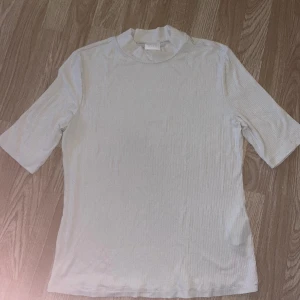 Top - Creme färgad top/t-shirt k storlek L från Vila 