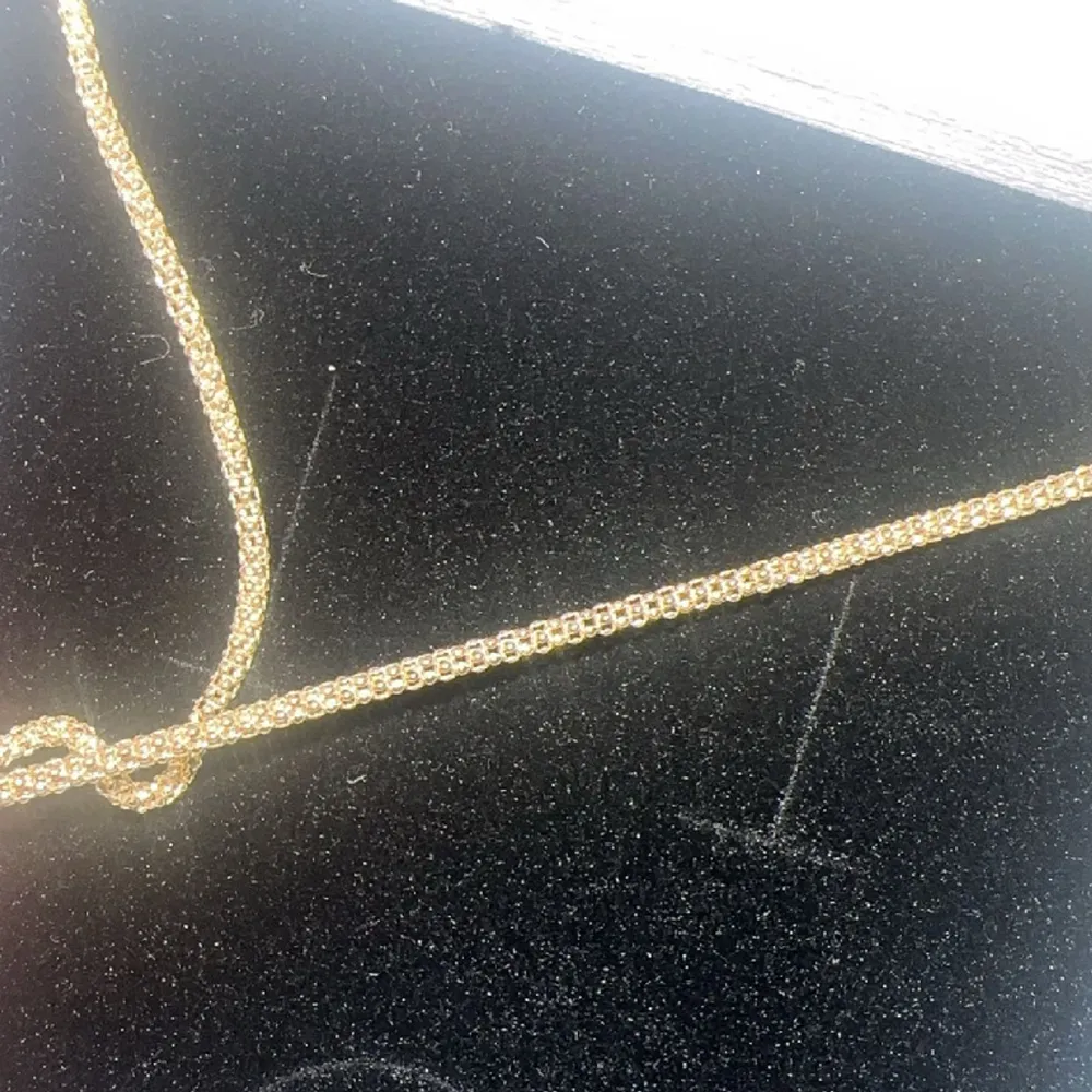 Säljer nu ett helt nytt 18k guldpläterat halsband då jag köpt ett annat som passade mig bättre. Halsbandet är från Safira. . Accessoarer.