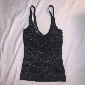Spetts topp - Snygg svart seethru spets topp. Storlek xs 