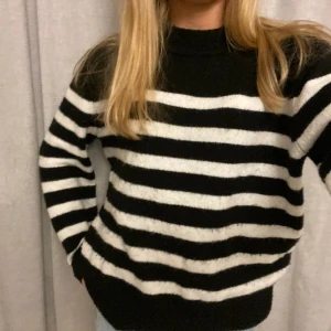 Randig stickad tröja - Säljer denna randiga stickade tröjan från H&M, finns inte kvar. Jätteskönt och mjukt material samt fin passform. Passar XS-S skulle jag säga. Skriv för frågor😇