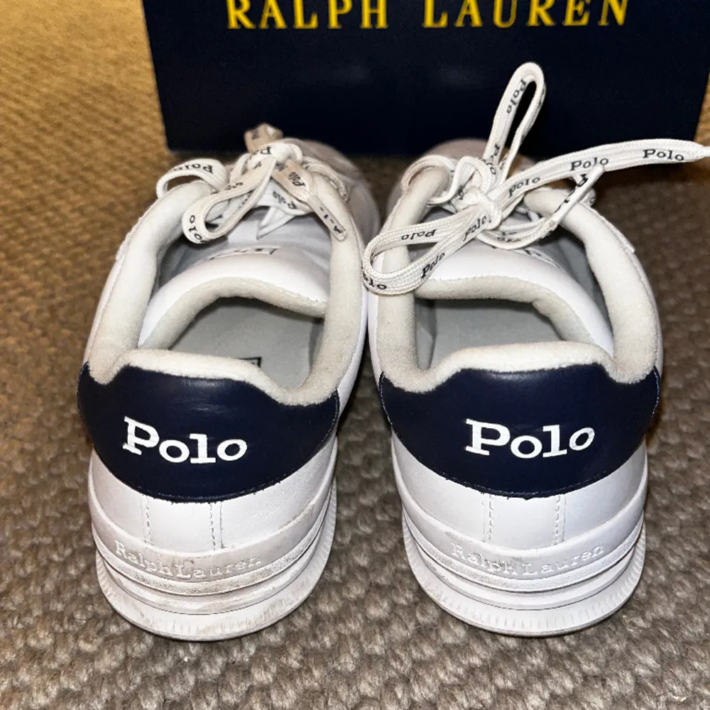 Fina polo ralph lauren skor köpta i somras men använda bara några gånger. De är vita med mörkblåa detaljer.. Skor.
