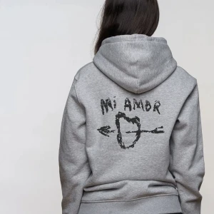 Mi Amor hoddie - Super skön hoddie från Mira Paris. Nypris ca 1700, säljer för 600 men priser går självklart att diskutera. Oversize och mysig🩷