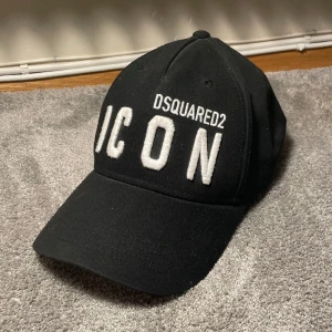 DSQUARED2 keps  - En snygg keps som passar till alla kläder! Kvaliten ligger på 7/10 då den är använd några gånger. Men skulle fortfarande säga att den är i bra skick!