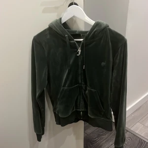Juicy Couture överdel - Relativt sparsamt använd juicy couture överdel i färgen dark moss. Storlek L men jag upplever storlekarna ganska små så den skulle nog passa som M också.