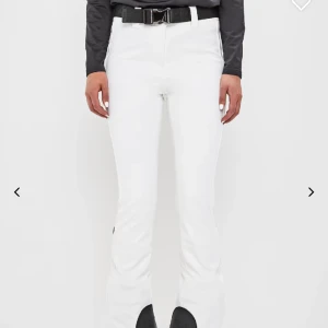 8848 skidbyxor - Vita skidbyxor från 8848. Använda ett fåtal gånger så väldigt fint skick. Säljer pga tycker dom är lite små. 2300kr nypris 