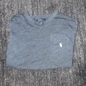 Ralph Lauren T-shirt - Säljer min snygga Ralph Lauren tisha. Tröjan är i toppskick och storlek som passar XS. Priset ligger på 99 spänn men kan diskuteras!