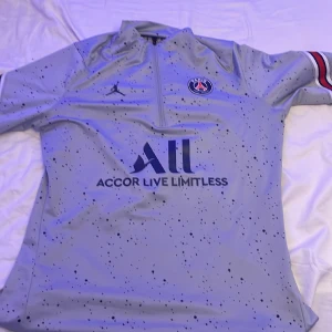 Psg  - Har haft den cirka 1 månad har använt den 4-5 gånger. Storlek M men passar både för S. Bra kvalitet köpte den för 1000kr  