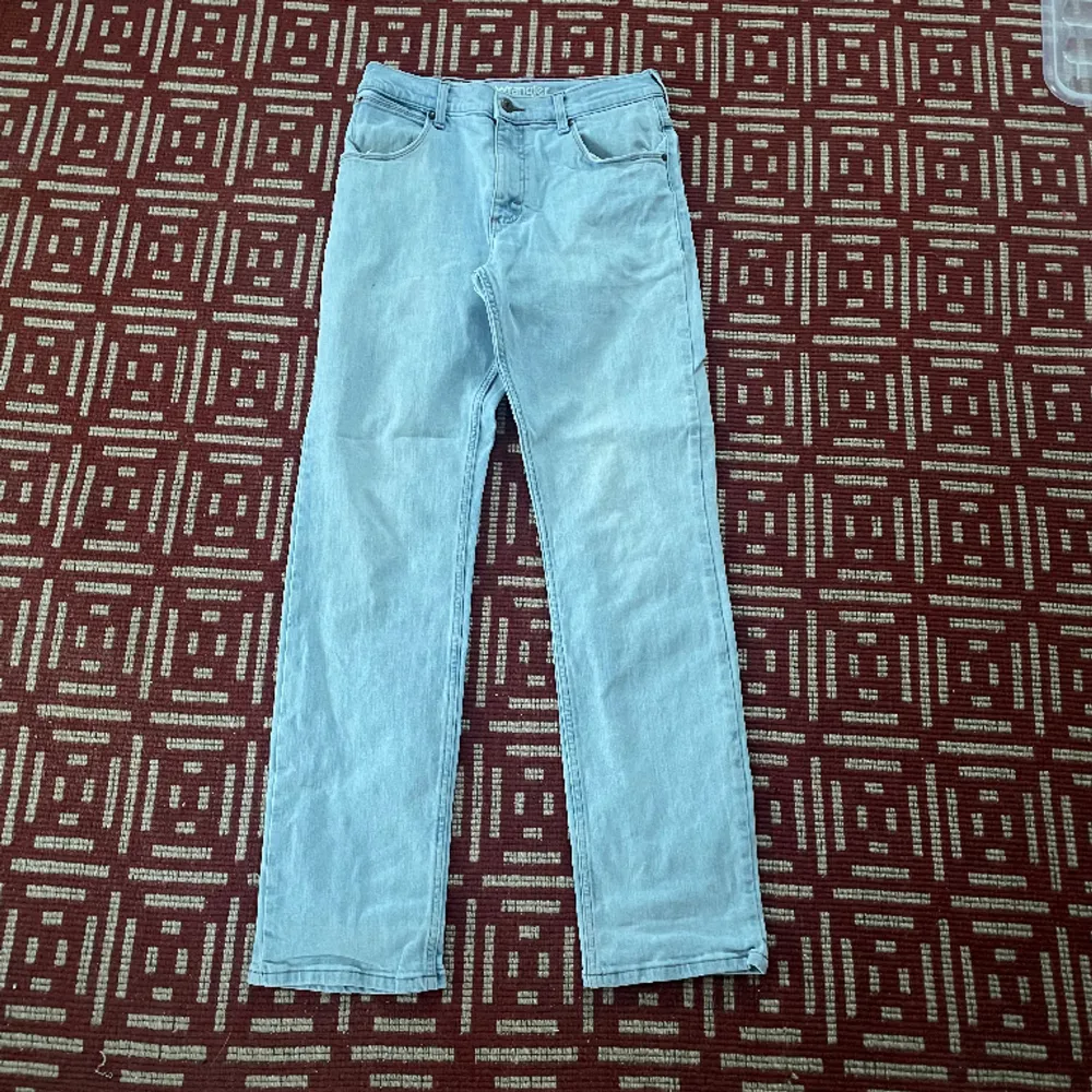 Ljusblåa straight jeans från wrangler i storlek 31/32. Jeans & Byxor.