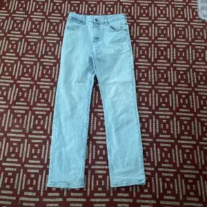 Ljusblåa straight jeans från wrangler i storlek 31/32