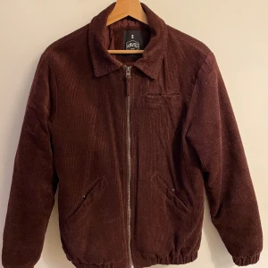 Titus jacket  - Oanvänd titus jacka med krage. Strl S!