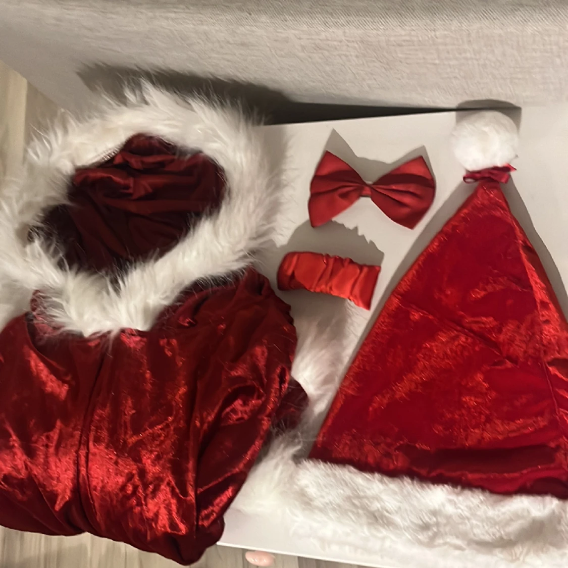 Röd Tomtemor kit. klänning, luva och håraccesoarer. paket inför jul