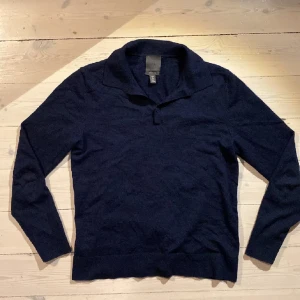 Piketröja i merinoull - Säljer nu denna stickade piketröja i merinoull. Det är storlek M men passar mer S. Priset kan diskuteras vid snabbköp! 