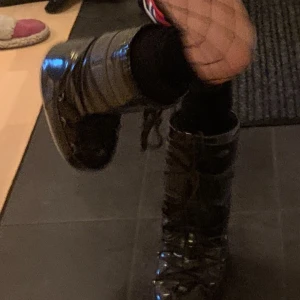 Svarta moonboots - Använt legit dessa ute en gång, fick dom för ett tag sen men det är inget jag kommer använda.  Nästan helt nya kan man säga :) 