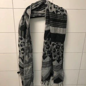 Stor Halsduk - Svartmönstrad halsduk, stor och varm 