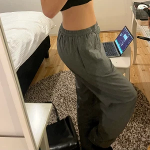 Grå kostymbyxor  - Grå kostymbyxor i storlek S, sitter åt i midjan, 