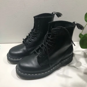 Dr Martens kängor storlek 39 - Helsvarta. Knappt använda. 