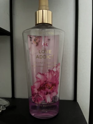 Victoria Secret Parfym - 1/4 kvar i flaskan, doft: love addict.