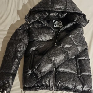 Vitunleija jacka - Säljer min helt nya och oanvända Vitunleija jacka pga att den för lite för stor för mig. Riktigt varm och skön samt en avtag bar luva, justerbara handleds straps plus snören på varsin sida inutti jackan där man kan spänna åt i midjan, likadant på luvan.