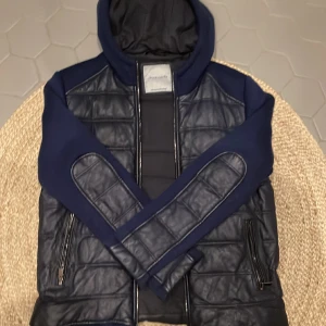 Jacob Cohen cardigan - Säljer min exklusiva Jacob Cohen cardigan köpt frpn vestiare Nu pris ligger på 12 000 men då jackan är använd så sänks där av priset skick är 9/10