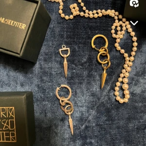 Rebel Love Necklace  - efter att jag haft mitt rebel love necklace i en månad  känner jag att jag köpte ett halsband som inte passar mig, då jag är en silver människa, halsbandet är i guld med en vit sten. Söker någon som har detta halsbandet i nyskick, öppen för säljning!