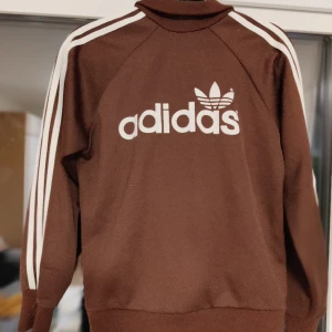 Adidas tröja - Old school Adidas cardigan mycket fint skick, storlek M väldigt skön och snygg😊💯 kolla min profil för andra snygga och splitter nya varor.