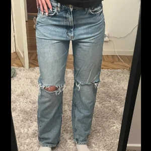 Jeans - Ljusblå lågmidjade jeans från zara med två hål vid knäna. Säljer då dem blvit för små för mig! <3