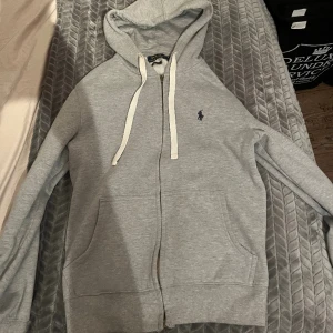Ralp Lauren hoodie - Grå Ralph Lauren hoodie med blå logga. Skick 9/10. Pris kan diskuteras!