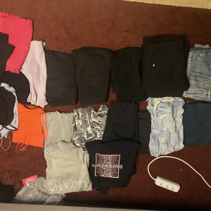 Kläder - Alla kläder är i storlek m/s/xs  Alla säljs tillsammans, vissa kläder är från dyrare märken  Ca 8 par jeans finns 