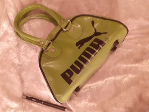Puma mini handväska  - 00tal yk2 hqndväska pris 300kr 
