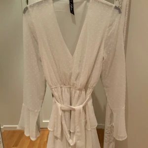 Studentklänning  - Fin vit klänning. Perfekt till student/skolavslutning! Fint skick. Endast använd vid ett par tillfällen. 