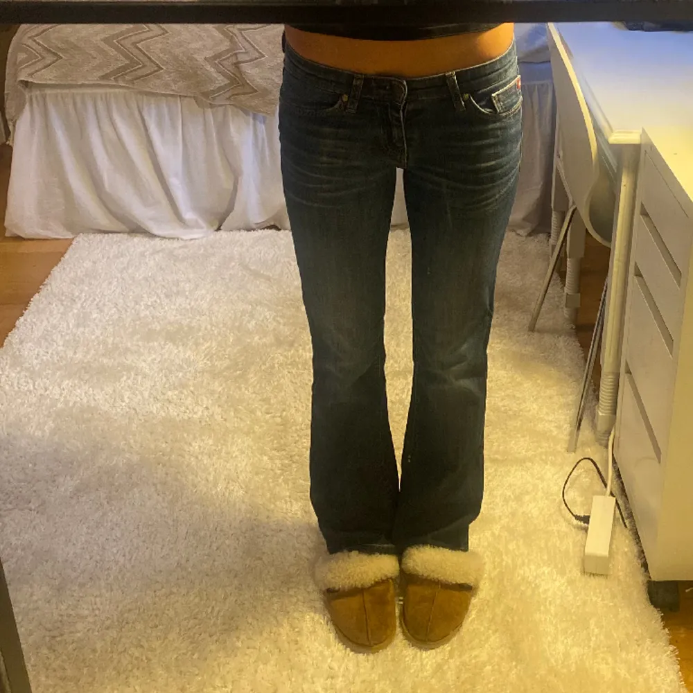 Så snygga lågmidjade bootcut jeans ifrån big star! Storlek 28/32 passar mig som vanligtvis har s och är 170cm. Innerbenslängden är 76cm, midjemåttet ca 37cm rätt över 💕. Jeans & Byxor.
