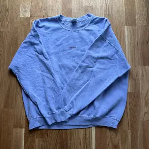 Lila sweatshirt köpt på Urban Outfitters. Har använts en del och är därför lite nopprig.