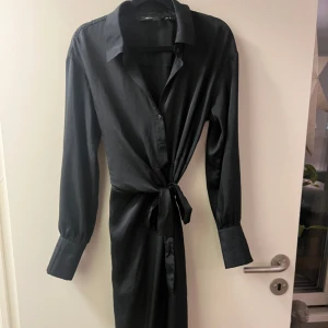 Satinklänning - Fin satinklänning från Vero moda. Storlek S. Knyt i midjan. Knälång 