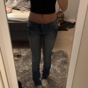 Low waist vintage jeans - Säljer dessa väldigt snygga low waist jeans då dem inte kommer till användning så längre.