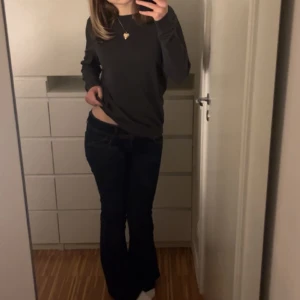 Mörkgrå tröja - Så mysig och fin mörkgrå tröja som passar perfekt nu till vintern 🫶 inga defekter 😋