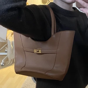 Brun väska - Jätte fin, köpt second hand❣️